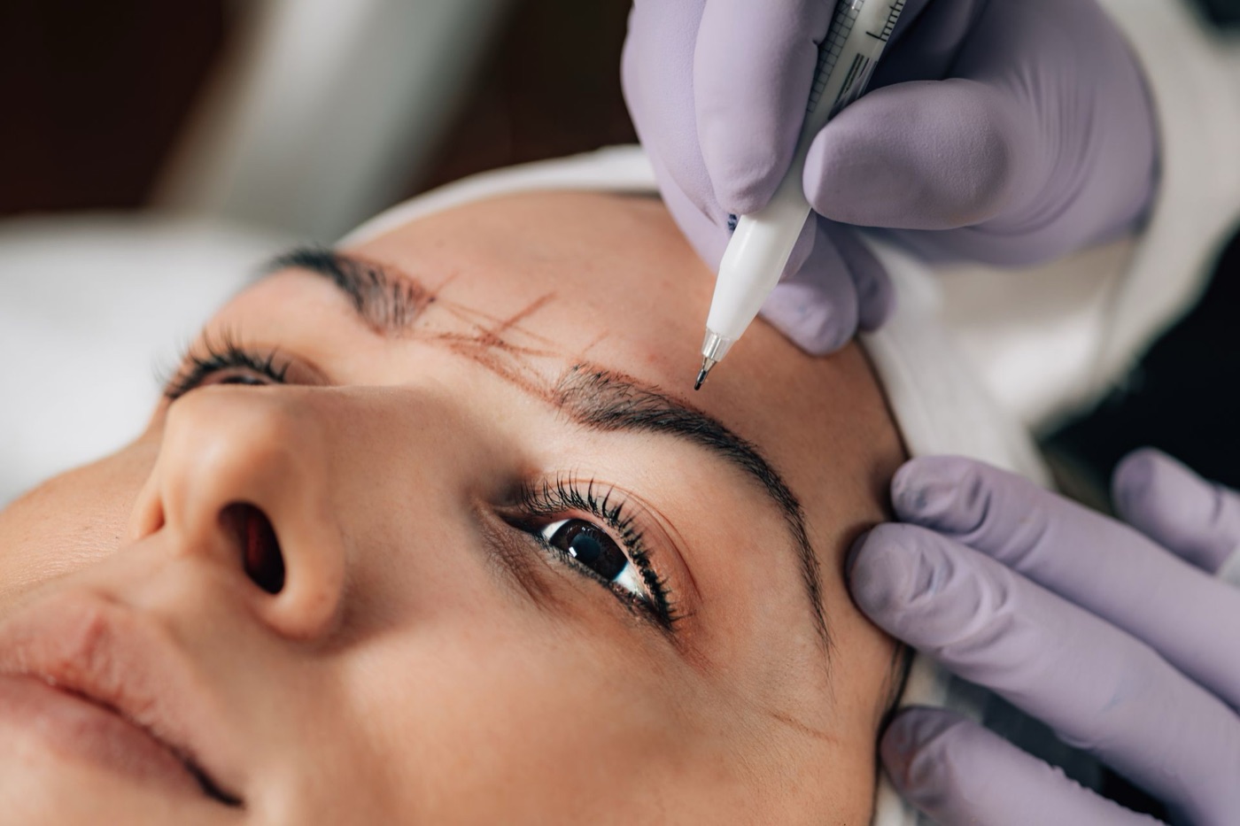 Séance de maquillage permanent des sourcils