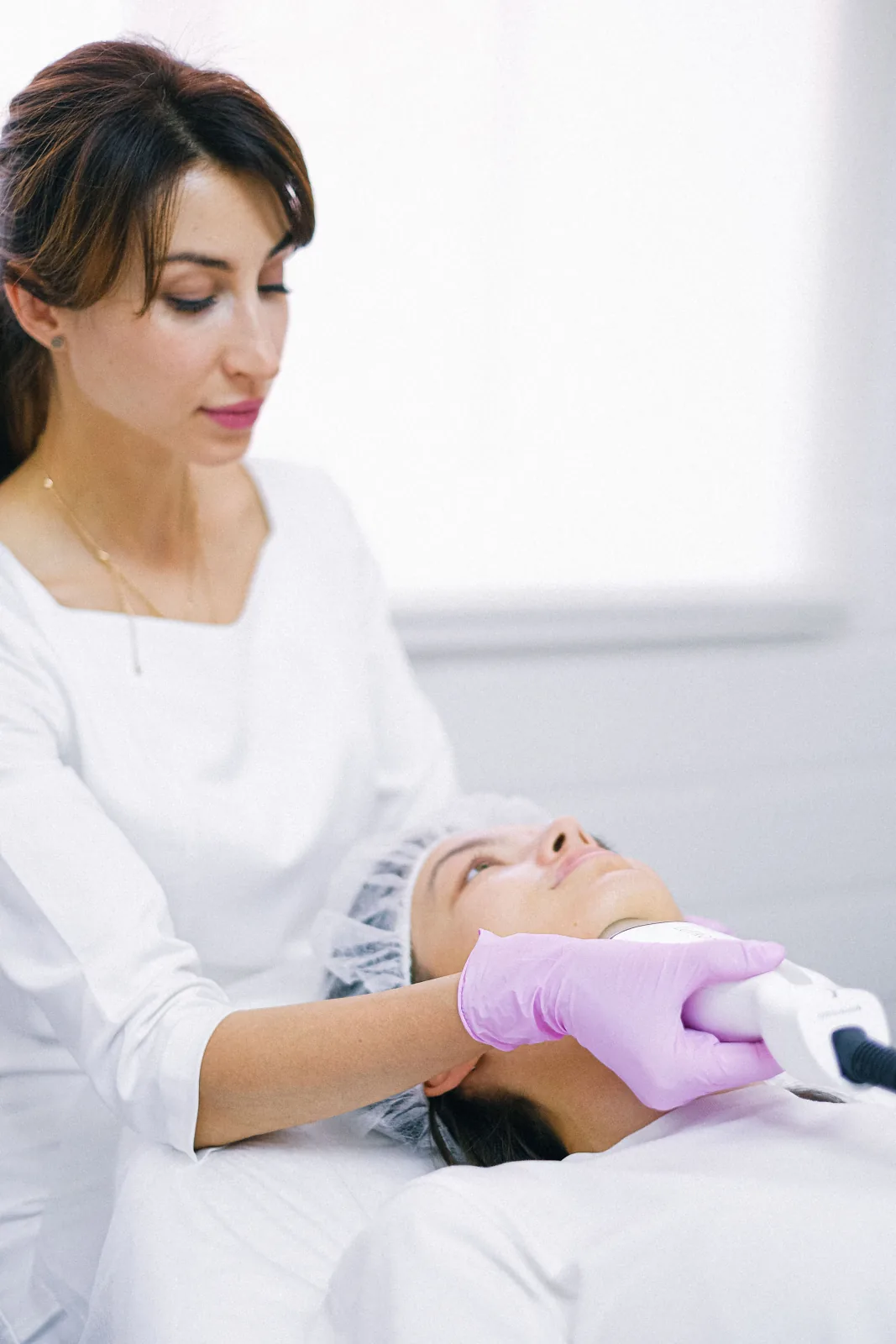 Appareil de soin passé sur le visage, en cabine