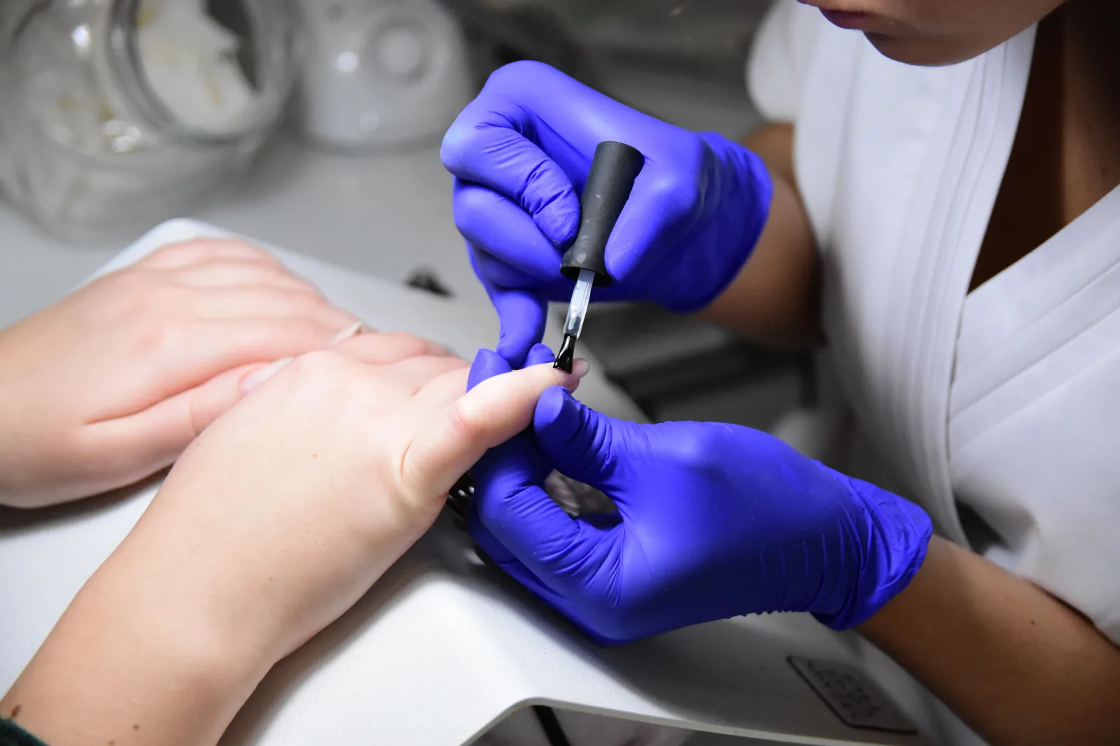 Application d’un vernis semi-permanent au pinceau