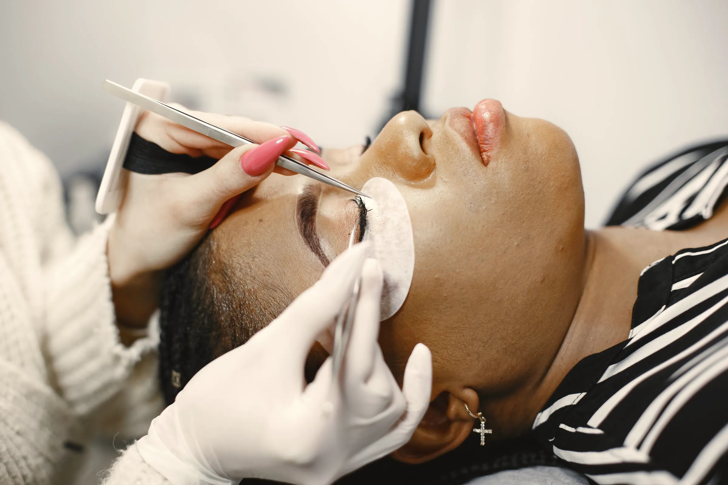 Pose d’extensions de cils à la pince, sur un modèle