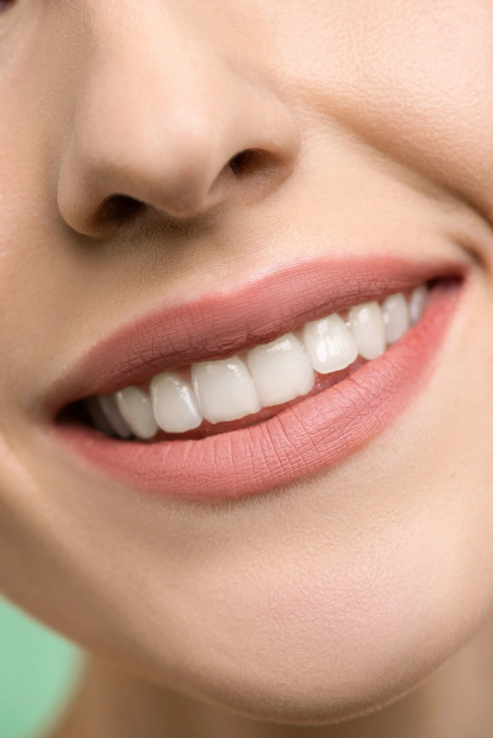 Sourire aux dents blanches