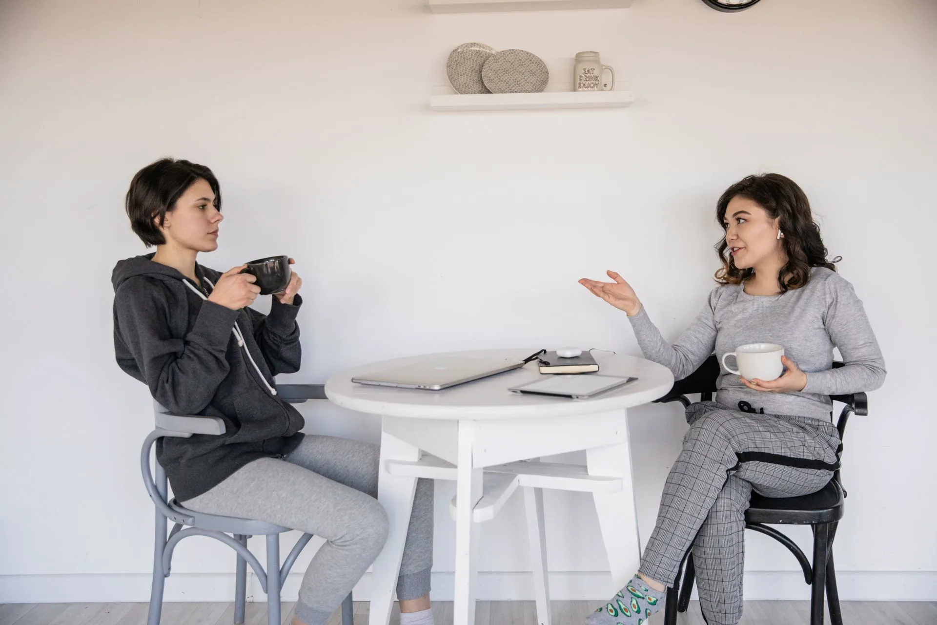 Deux femmes en échange autour d’une petite table