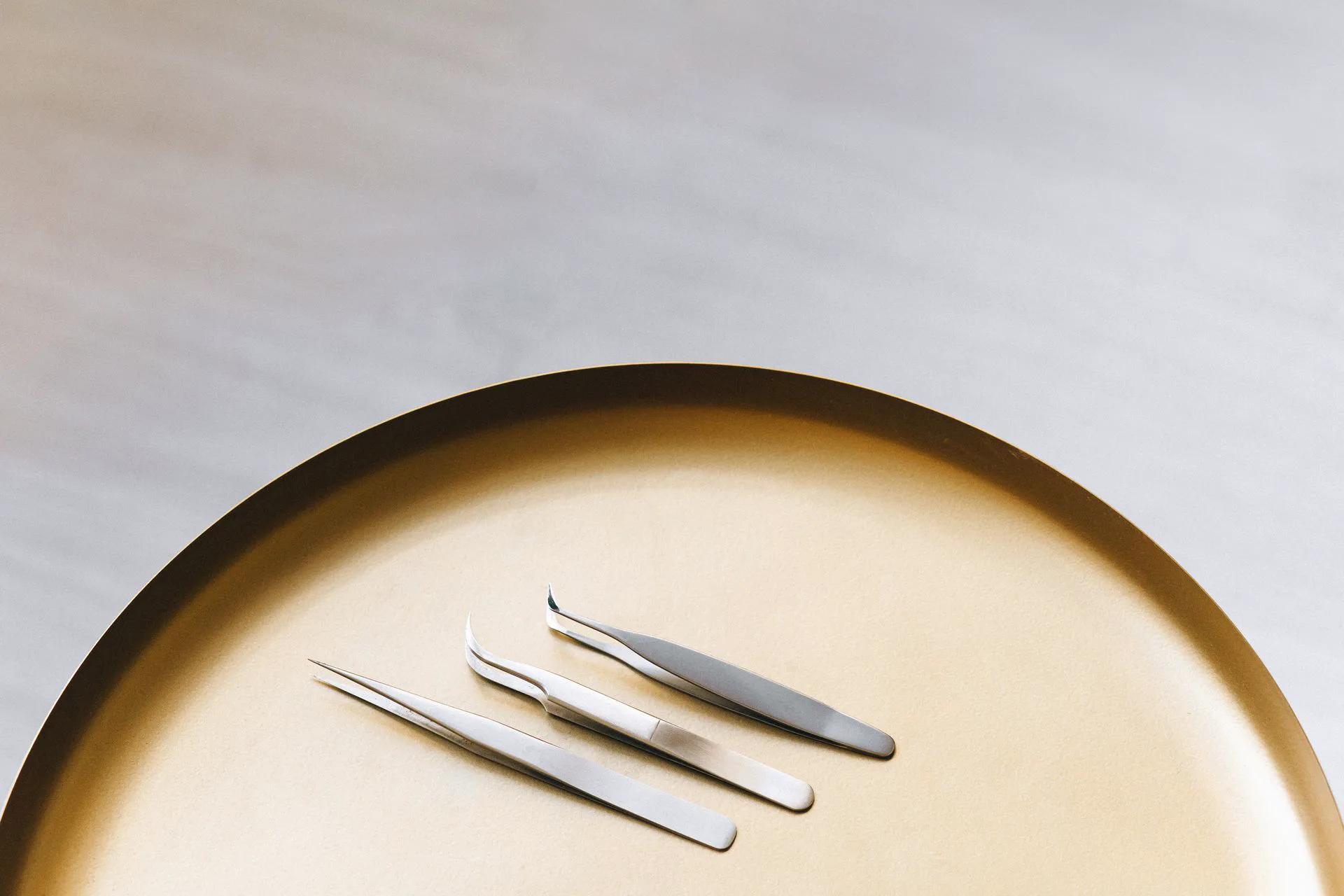 Pinces de précision sur un plateau doré