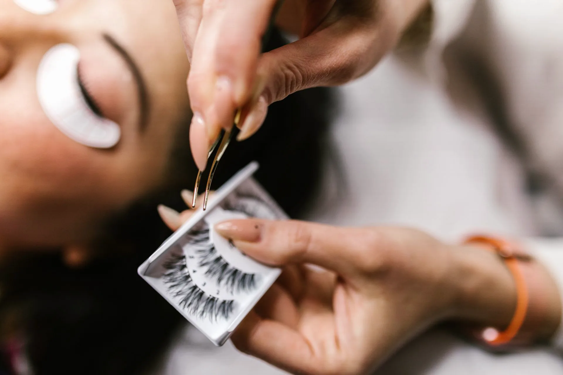Pose de cils à la pince, sur un modèle